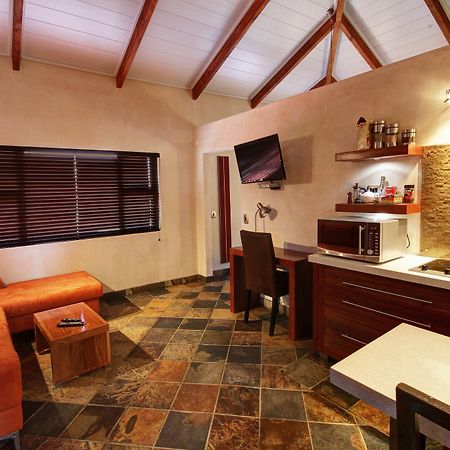 Hartmann Suites Serviced Self-Catering Apartments Windhoek Ngoại thất bức ảnh